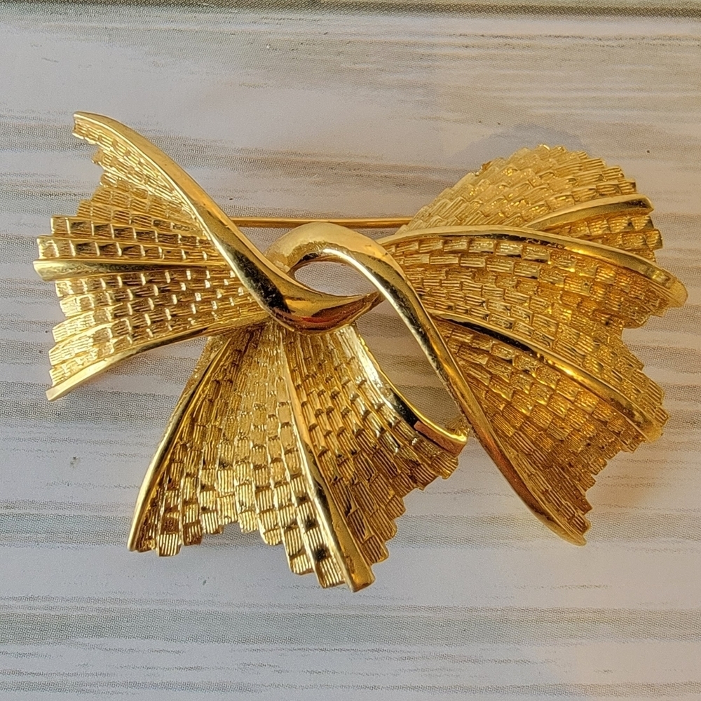Vintage Crown Trifari Gold Tone Textured Ribbon Bow Brooch Pin